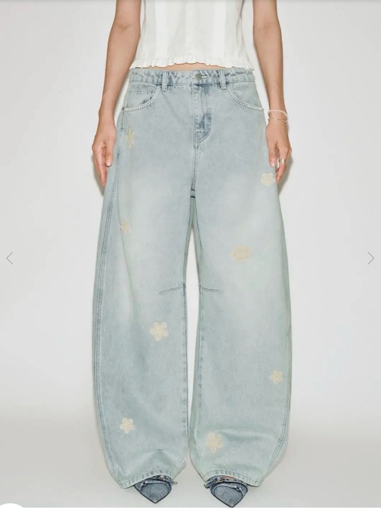 Urban Revivo Denim - Embroidered Light Wash Wide-Leg Jeans - Women